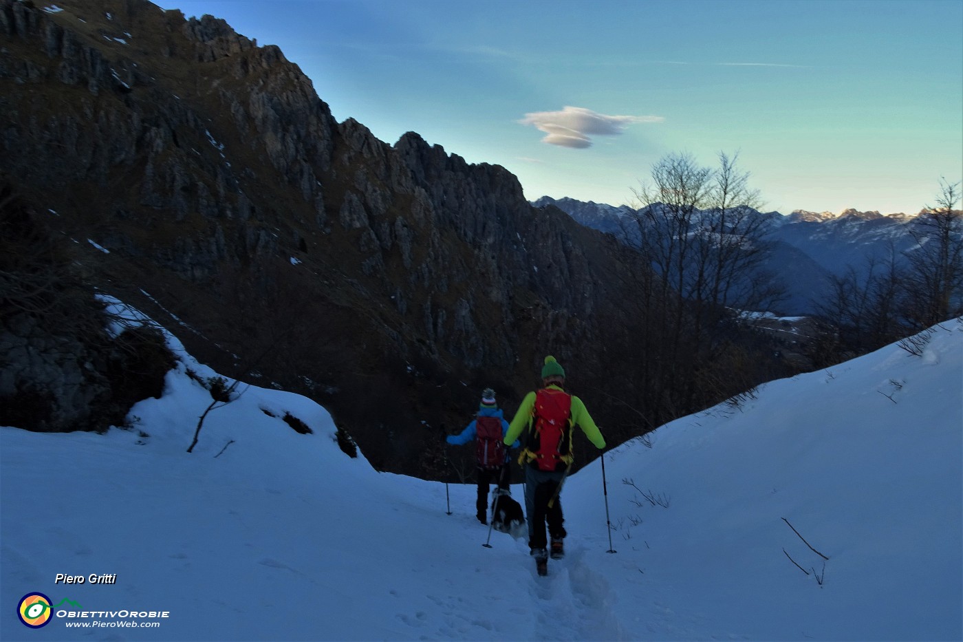 95 Dal Passo di Grialeggio sul sent. 136 scendiamo calzando ramponi .JPG